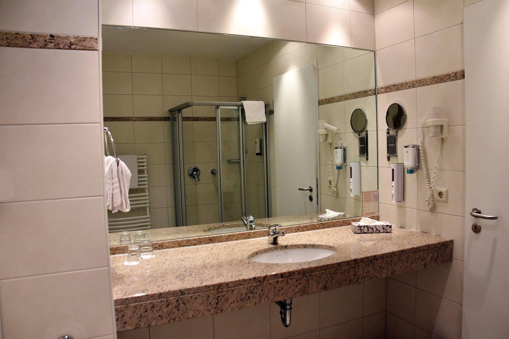 Koncept Hotel H2O Siegburg Buitenkant foto